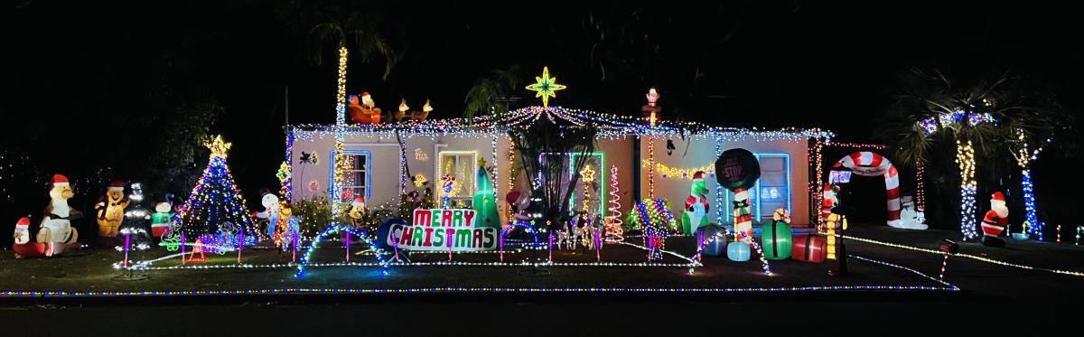 51 Whitewood Circuit - with Christmas lights